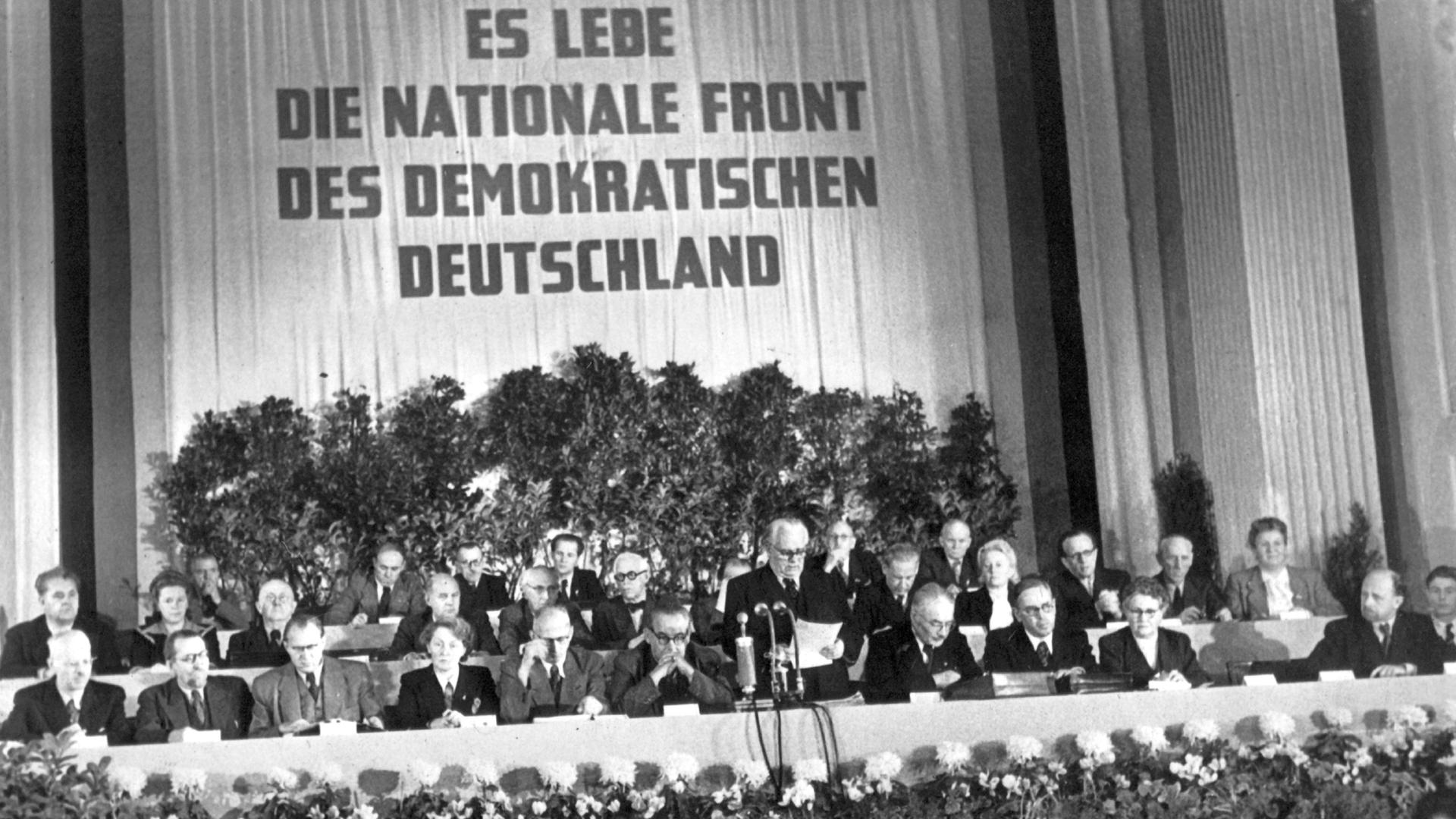 Wilhelm Pieck spricht während der Sitzung des Deutschen Volksrates am 7. Oktober 1949 in Berlin. Nach 1945 übernahm er zusammen mit Grotewohl den Parteivorsitz der SED und wurde am 11.10.1949 erster (und letzter) Präsident der DDR. 