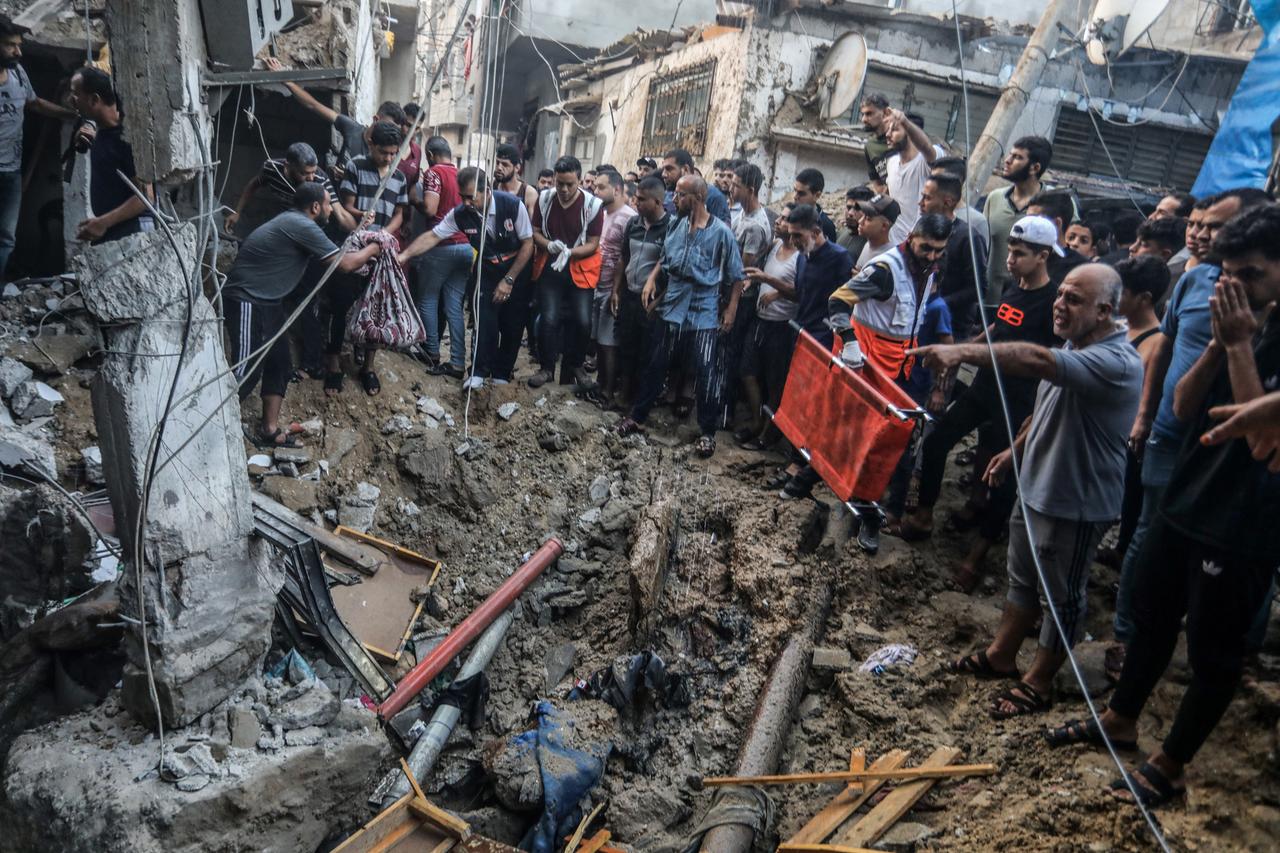 Palästinensische Gebiete, Rafah: Mitglieder des palästinensischen Zivilschutzes suchen nach einem israelischen Angriff auf ein Haus nach Überlebenden unter den Trümmern.