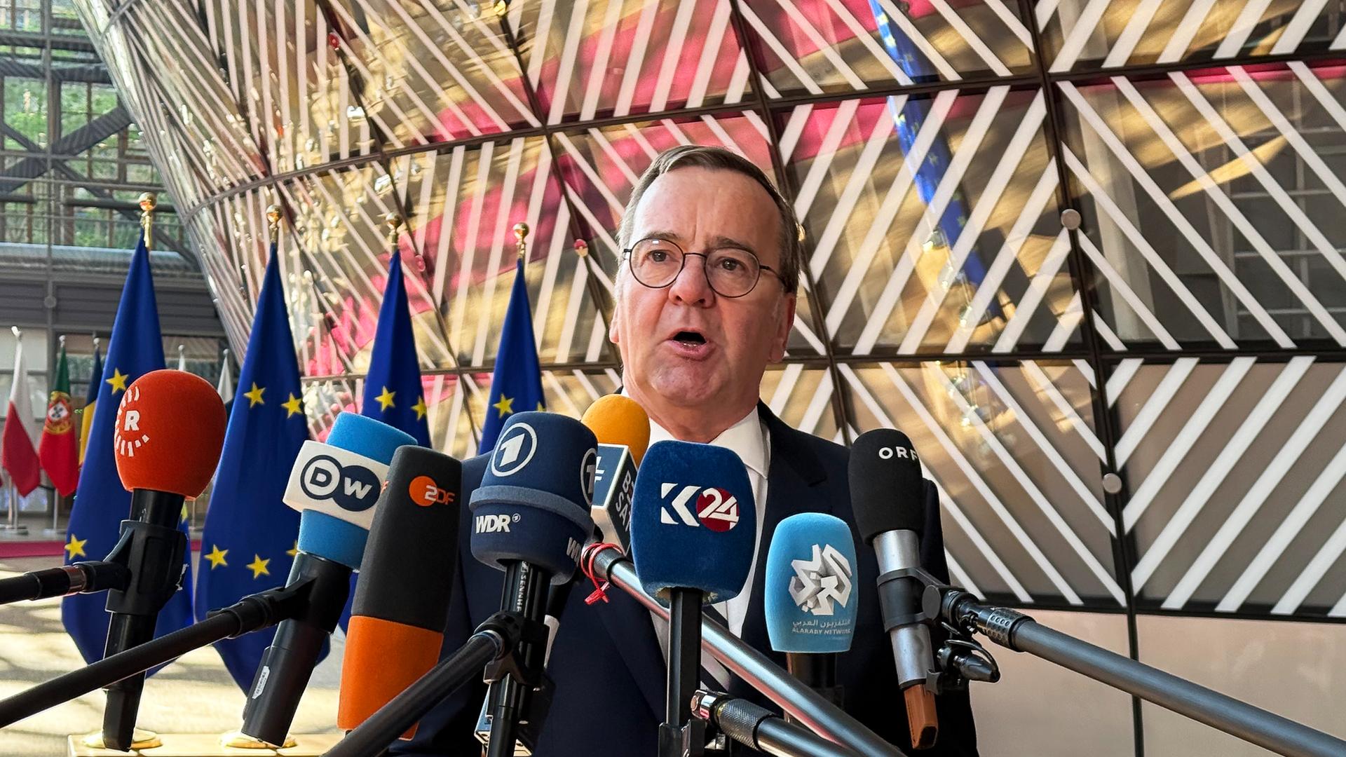 Bundesverteidigungsminister Boris Pistorius (SPD) gibt beim EU-Verteidigungsministertreffen ein Statement. 