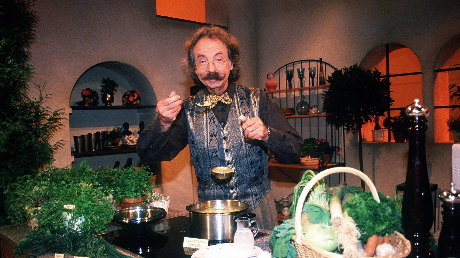 Moderator Jean Pütz mit charakteristischerm Schnäuzer und Fliege kocht am 1.12.1999 in der WDR-Fernsehsendung Hobbythek in Köln Moderator Jean Pütz mit charakteristischerm Schnäuzer und Fliege kocht am 1.12.1999 in der WDR-Fernsehsendung Hobbythek in Köln