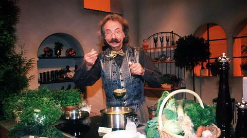 Moderator Jean Pütz mit charakteristischerm Schnäuzer und Fliege kocht am 1.12.1999 in der WDR-Fernsehsendung Hobbythek in Köln Moderator Jean Pütz mit charakteristischerm Schnäuzer und Fliege kocht am 1.12.1999 in der WDR-Fernsehsendung Hobbythek in Köln