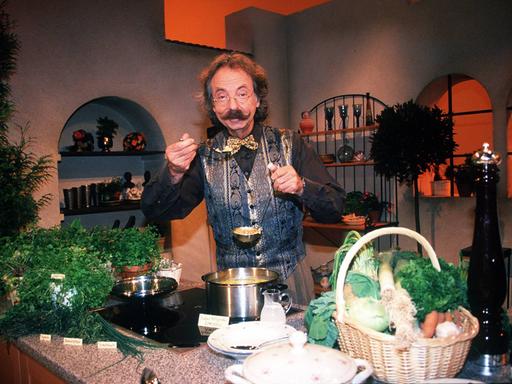 Moderator Jean Pütz mit charakteristischerm Schnäuzer und Fliege kocht am 1.12.1999 in der WDR-Fernsehsendung Hobbythek in Köln