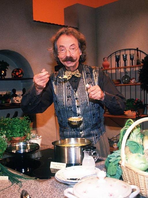 Moderator Jean Pütz mit charakteristischerm Schnäuzer und Fliege kocht am 1.12.1999 in der WDR-Fernsehsendung Hobbythek in Köln