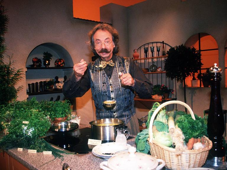 Moderator Jean Pütz mit charakteristischerm Schnäuzer und Fliege kocht am 1.12.1999 in der WDR-Fernsehsendung Hobbythek in Köln