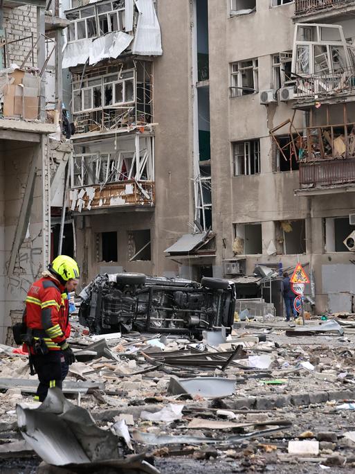Das russische Militär hat erneut Charkiw in der Ukraine angegriffen. Das Bild zeigt ein zerstörtes Wohnviertel.