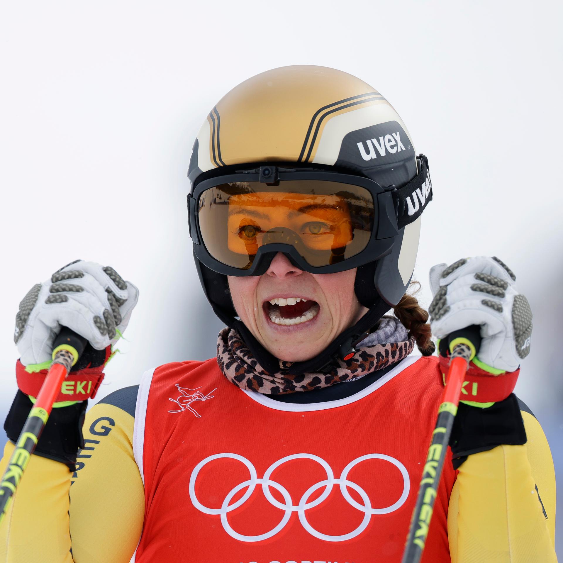 Daniela Maier (Deutschland) hebt im Ziel beide Arme zum Sieg.