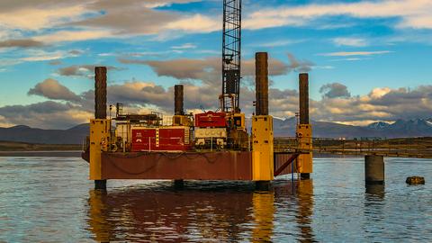 Industriegebäude mit Containern am Hafen in Tierra del Fuego, Argentinien