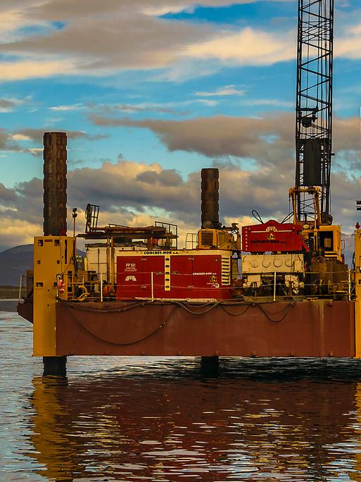 Industriegebäude mit Containern am Hafen in Tierra del Fuego, Argentinien