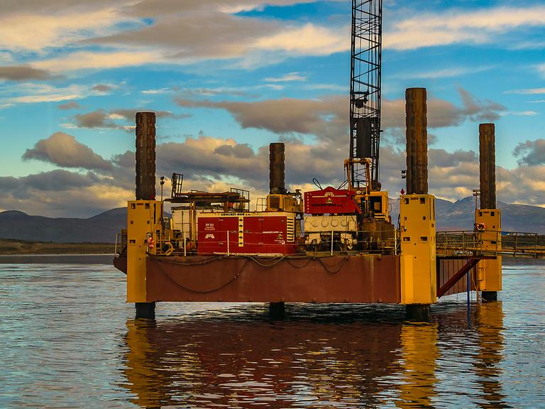 Industriegebäude mit Containern am Hafen in Tierra del Fuego, Argentinien