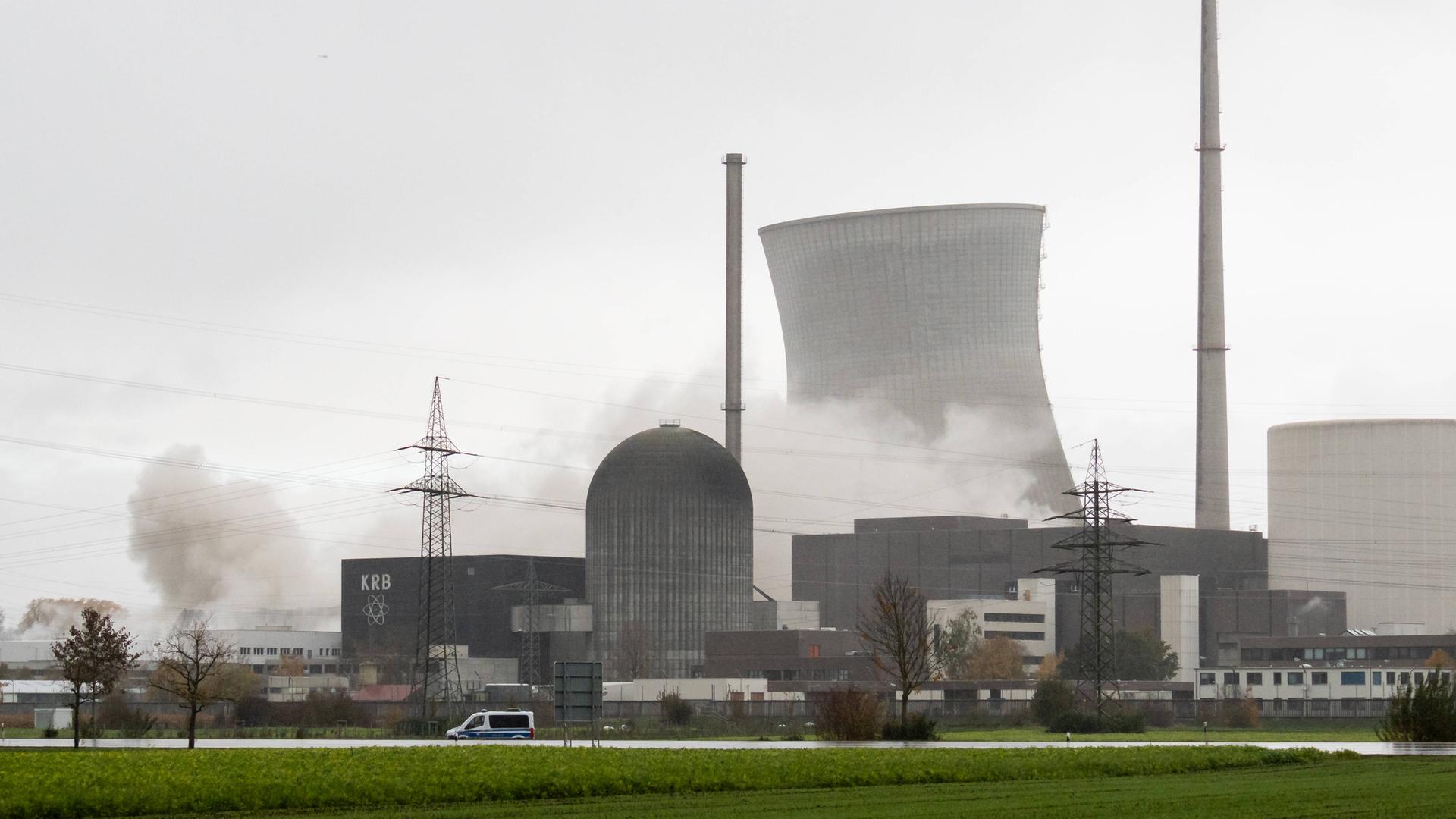 Ein Turm des AKW-Gundremmingen wird gesprengt. Um den Turm ist eine Staubwolke zu sehen. Ein Turm des AKW-Gundremmingen wird gesprengt. Um den Turm ist eine Staubwolke zu sehen.