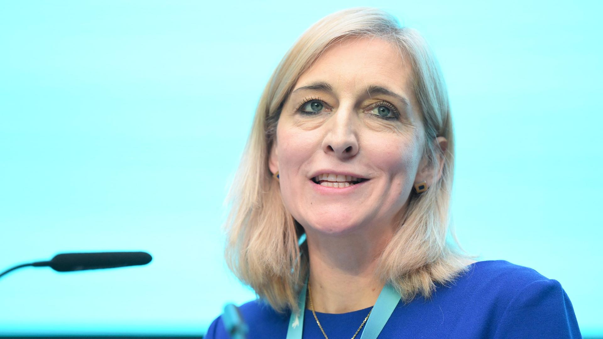 Bundesgesundheitsministerin Nina Warken spricht in ein Mikrofon. Bundesgesundheitsministerin Nina Warken spricht in ein Mikrofon.