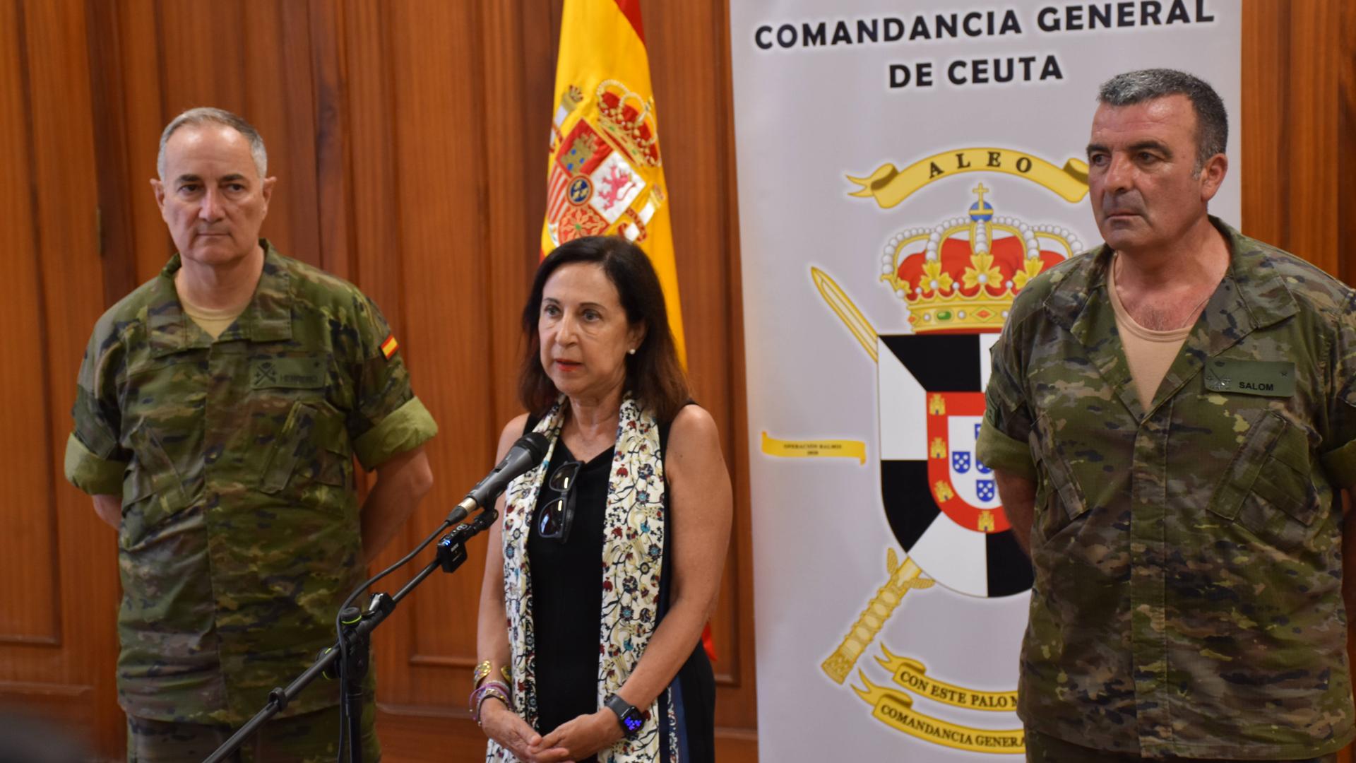 Spaniens Verteidigungsministerin Robles steht zwischen zwei Soldaten und gibt ein Statement ab.
