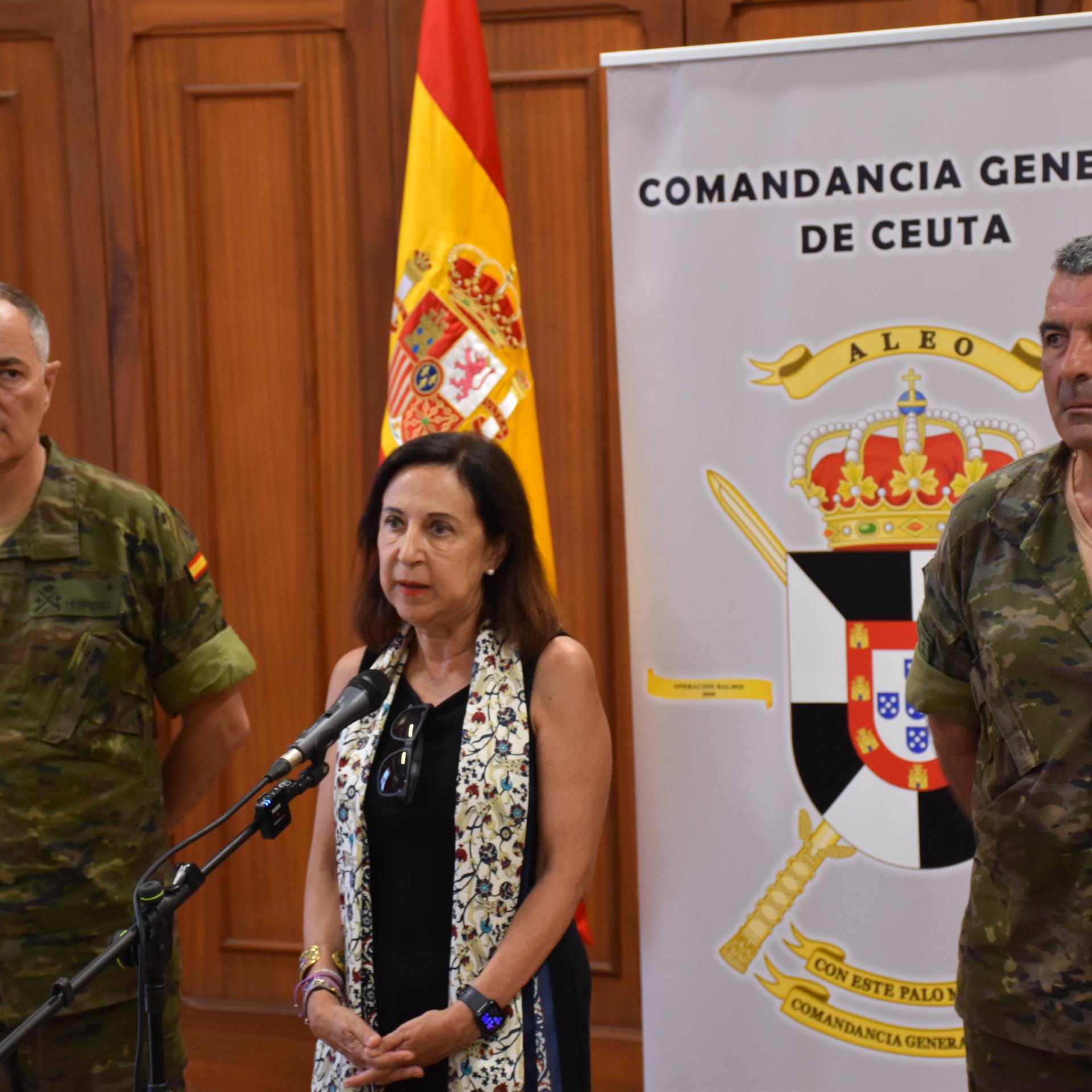 Spaniens Verteidigungsministerin Robles steht zwischen zwei Soldaten und gibt ein Statement ab.
