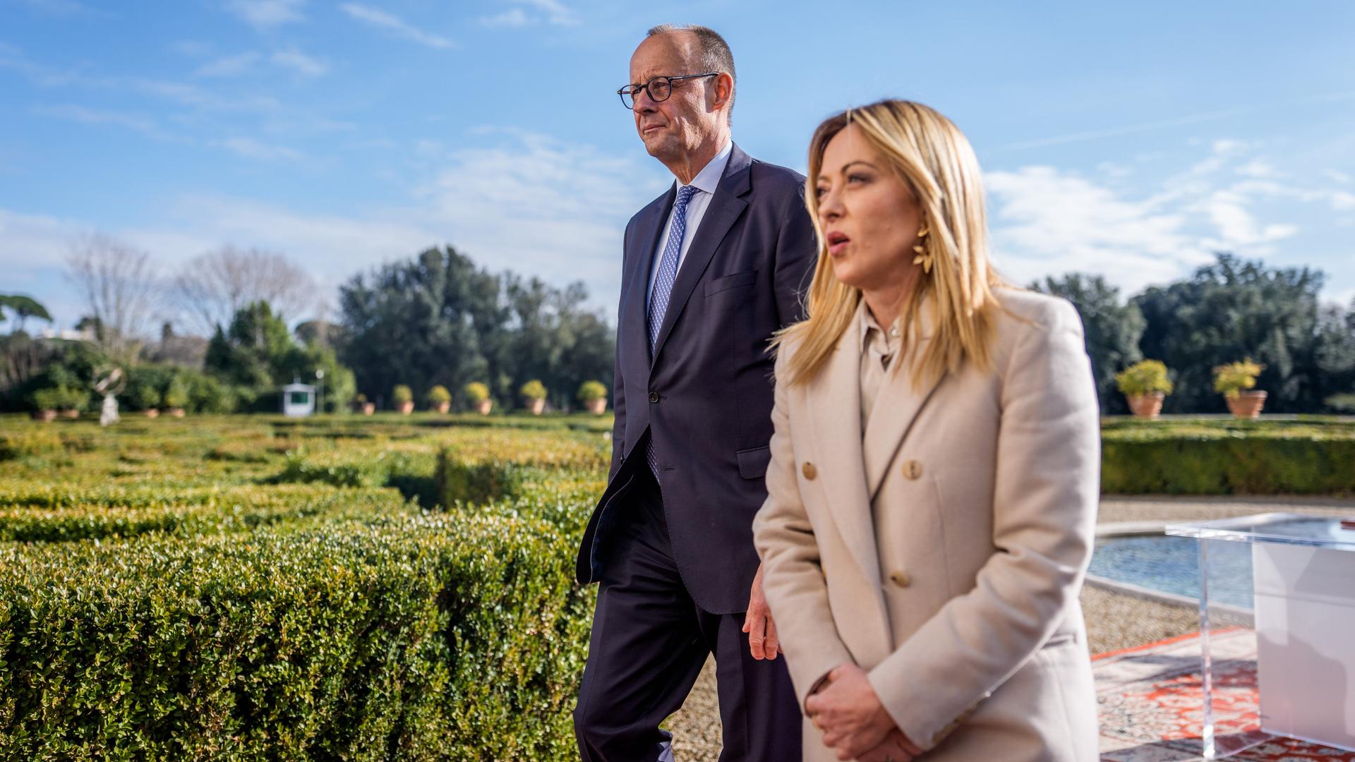 Bundeskanzler Friedrich Merz geht neben Giorgia Meloni nach der Unterzeichnungszeremonie eines Kooperationsabkommens bei den deutsch-italienischen Regierungskonsultationen.