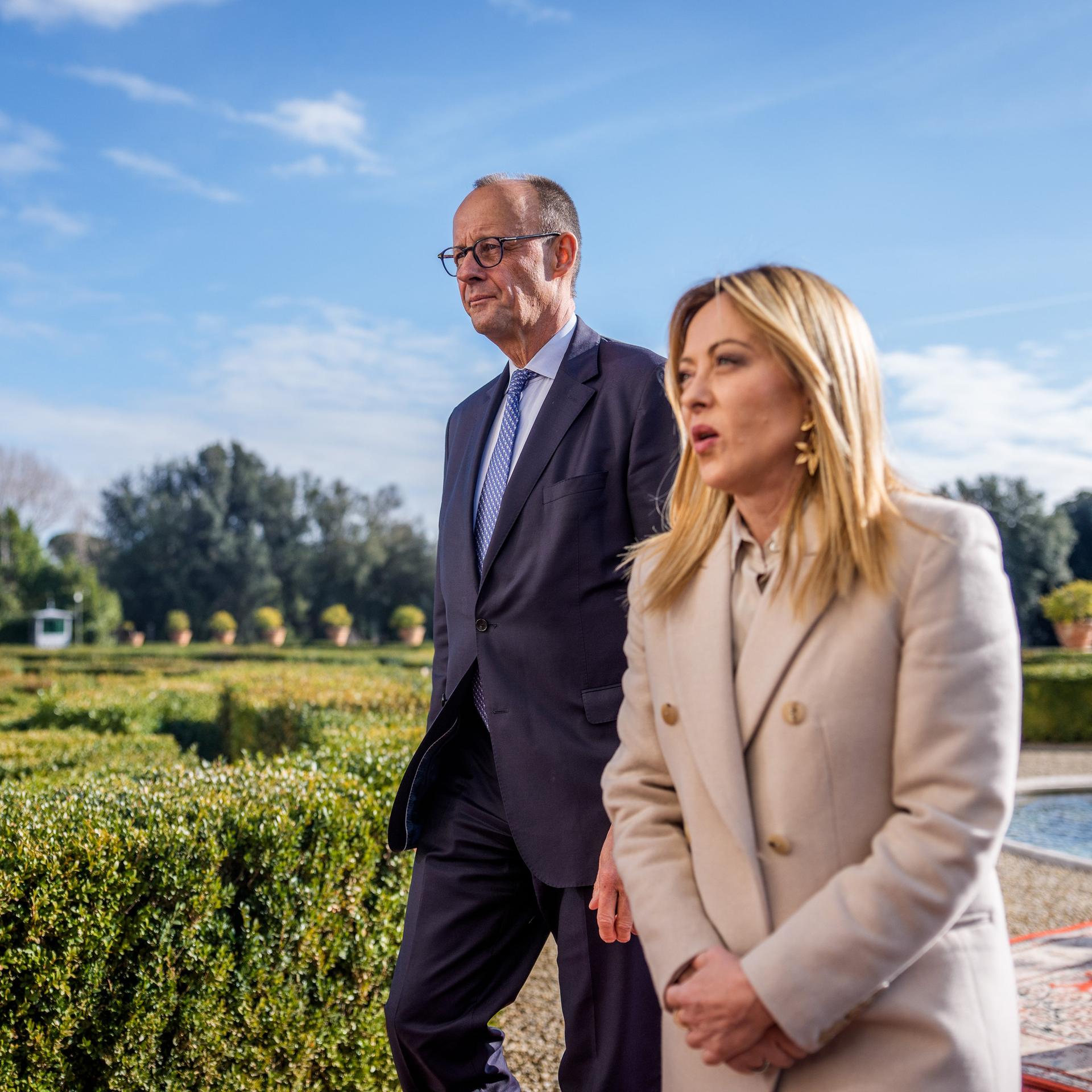 Bundeskanzler Friedrich Merz geht neben Giorgia Meloni nach der Unterzeichnungszeremonie eines Kooperationsabkommens bei den deutsch-italienischen Regierungskonsultationen.