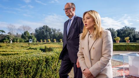 Bundeskanzler Friedrich Merz geht neben Giorgia Meloni nach der Unterzeichnungszeremonie eines Kooperationsabkommens bei den deutsch-italienischen Regierungskonsultationen.