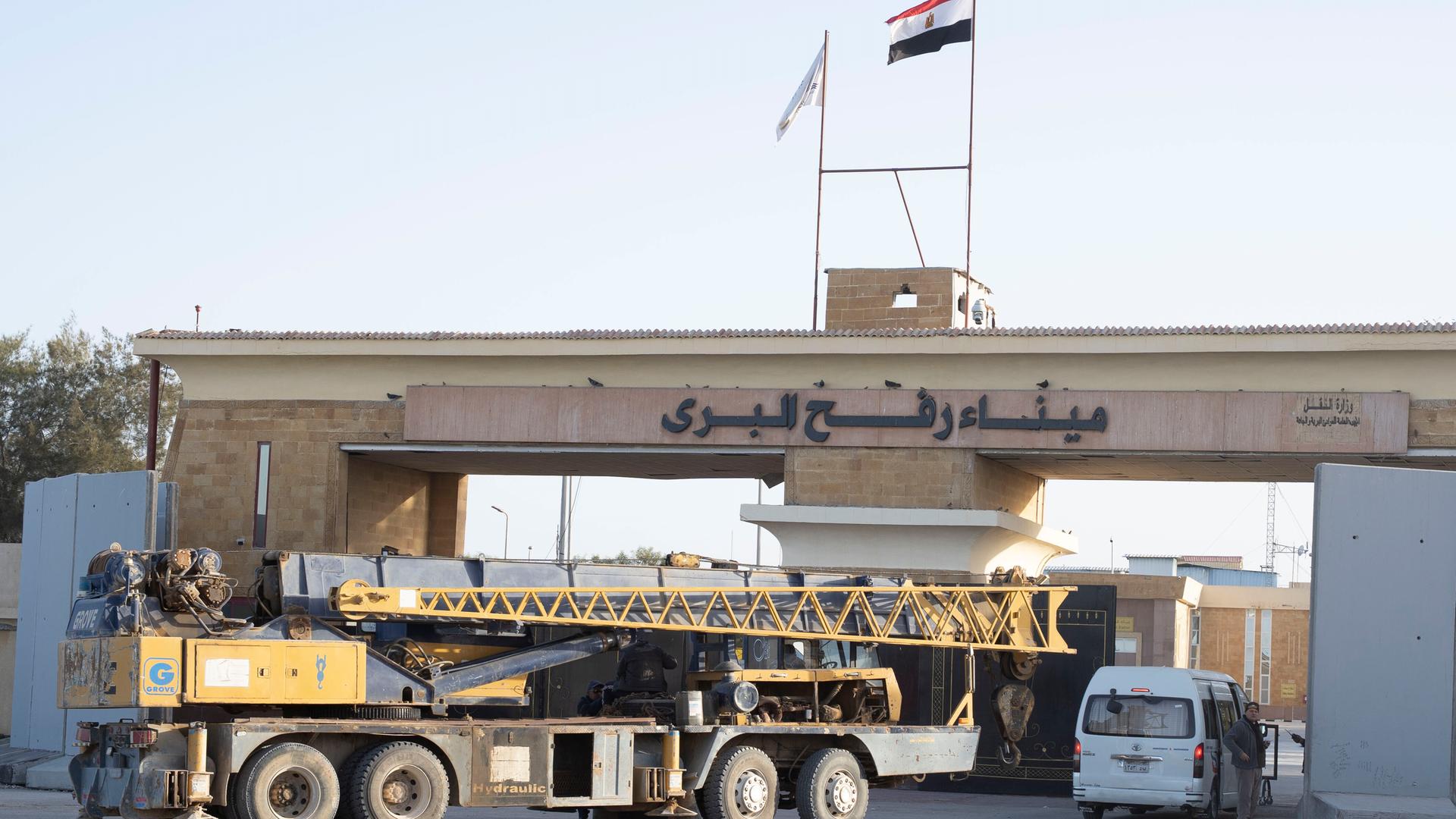Ein Kran fährt am Sonntag, dem 1. Februar 2026, durch das ägyptische Tor des Grenzübergangs Rafah zum Gazastreifen in Rafah, Ägypten