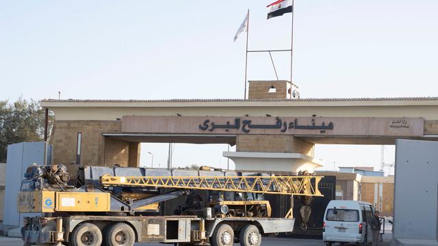 in Kran fährt am Sonntag, dem 1. Februar 2026, durch das ägyptische Tor des Grenzübergangs Rafah zum Gazastreifen in Rafah, Ägypten