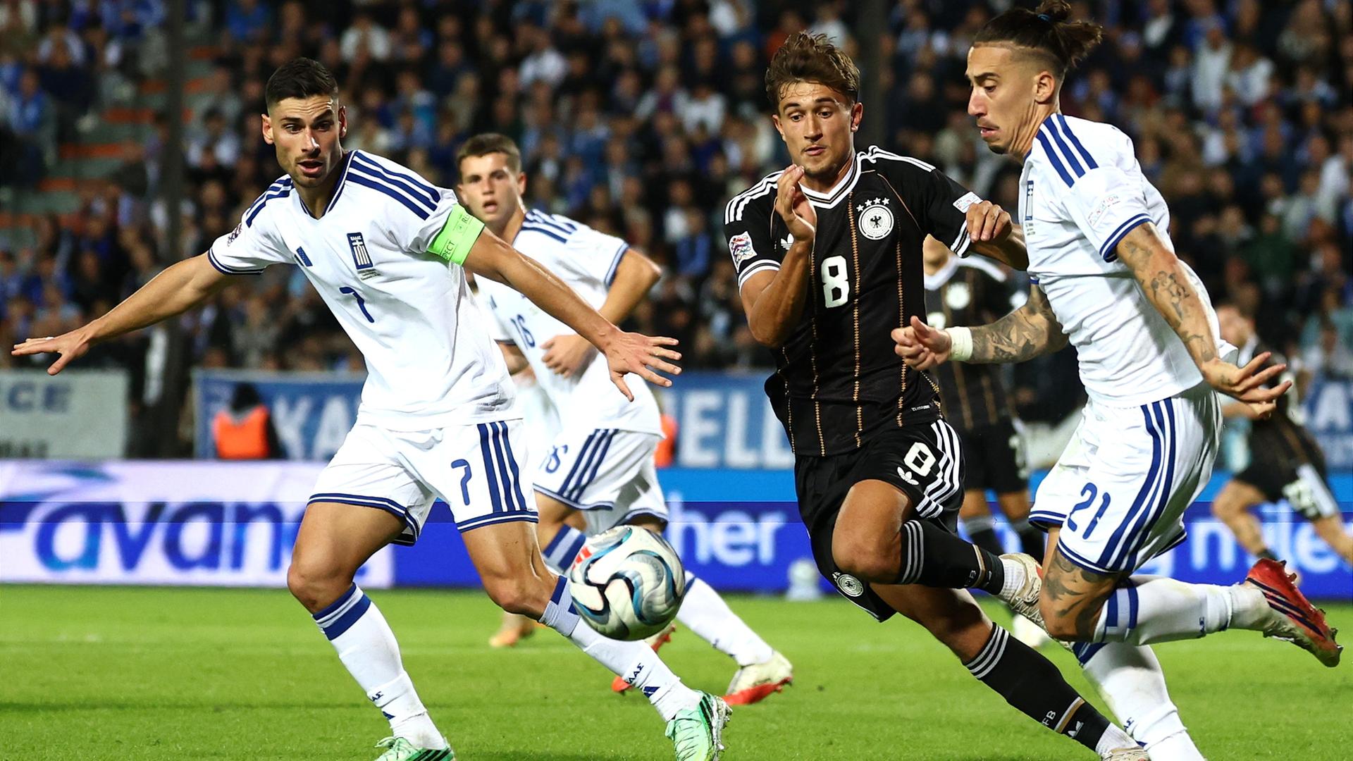 Mehrere Fussballspieler kämpfen um den Ball. Mehrere Fussballspieler kämpfen um den Ball.