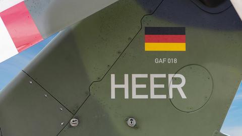 Nahaufnahme von Heck eines Bundeswehr-Hubschraubers mit Deutschlandflagge und dem Wort Heer.