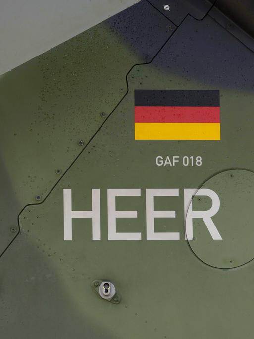 Nahaufnahme von Heck eines Bundeswehr-Hubschraubers mit Deutschlandflagge und dem Wort Heer.