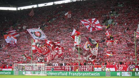 Die Fans des 1. FC Kaiserslautern in der Westkurve auf dem Betzenberg.