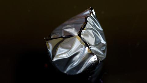 Makroaufnahme einer künstlichen Herzklappe aus Titan. 