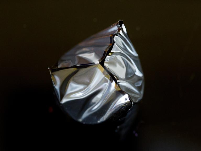 Makroaufnahme einer künstlichen Herzklappe aus Titan. 
