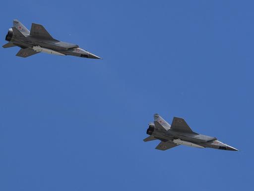 Zwei russische Kampfflugzeuge des Typs MiG-31 am blauen Himmel. Zwei russische Kampfflugzeuge des Typs MiG-31 am blauen Himmel.