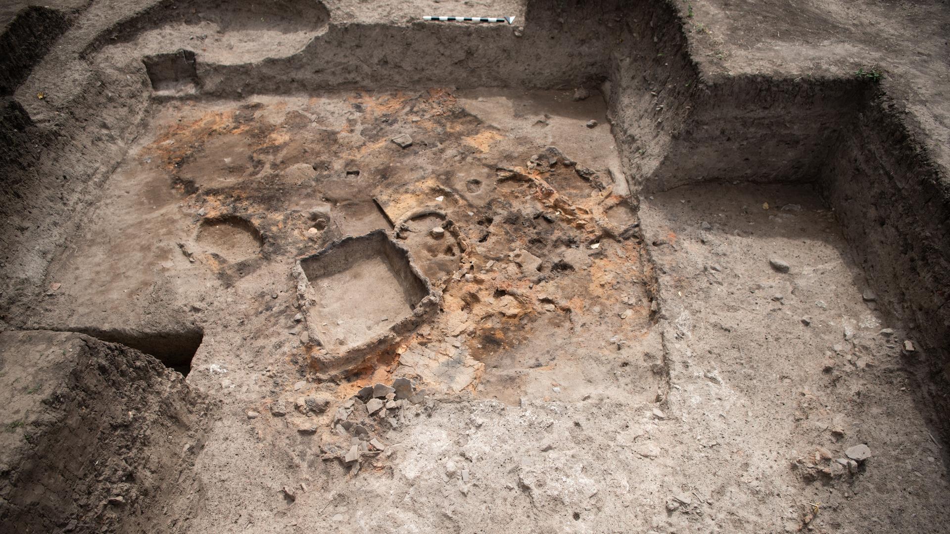 Archäologische Ausgrabungsstelle Svinjarička Čuka, Serbien mit einem verbrannten Haus Archäologische Ausgrabungsstelle Svinjarička Čuka, Serbien mit einem verbrannten Haus
