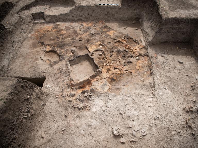 Archäologische Ausgrabungsstelle Svinjarička Čuka, Serbien mit einem verbrannten Haus 