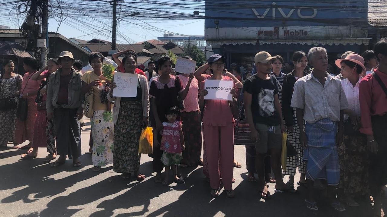 Yangon: Hunderte Menschen warten vor dem Insein-Gefängnis in Yangon auf Angehörige. Yangon: Hunderte Menschen warten vor dem Insein-Gefängnis in Yangon auf Angehörige.