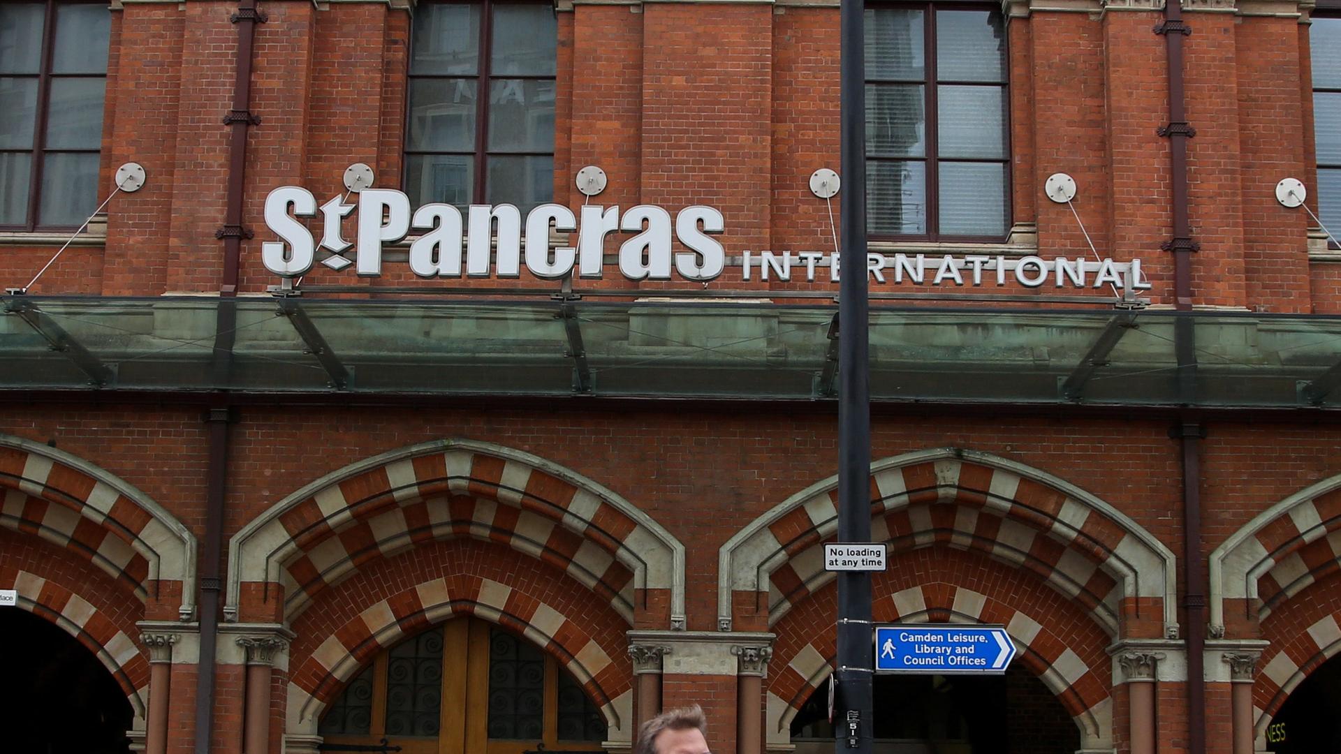 Die Vorderansicht des Bahnhofs St. Pancras International in London