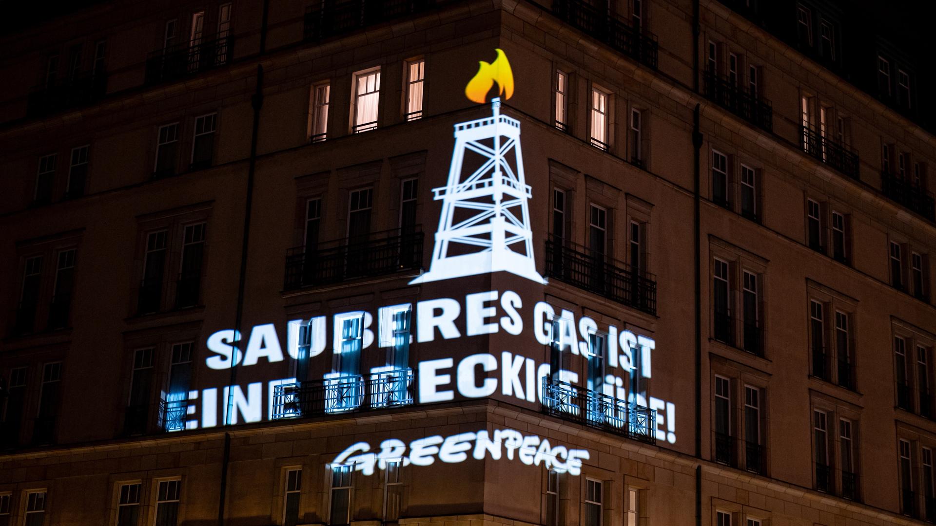 Greenpeace Aktivisten projizieren den Schriftzug "sauberes Gas ist eine dreckige Lüge" auf das Hotel Adlon in Berlin-Mitte. Greenpeace Aktivisten projizieren den Schriftzug "sauberes Gas ist eine dreckige Lüge" auf das Hotel Adlon in Berlin-Mitte.