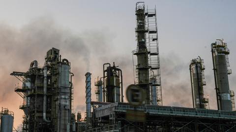 Das Bild zeigt eine Öl-Raffinerie in Venezuela.
