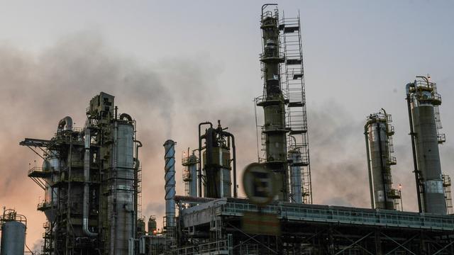 Die Türme einer Öl-Raffinerie in Venezuela stoßen Dämpfe aus.