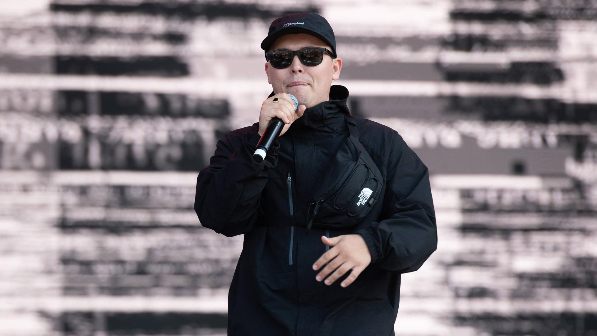 Mo Chara vom nordirischen Hip-Hop-Trio Kneecap beim Reading Festival 2024. Mo Chara vom nordirischen Hip-Hop-Trio Kneecap beim Reading Festival 2024.