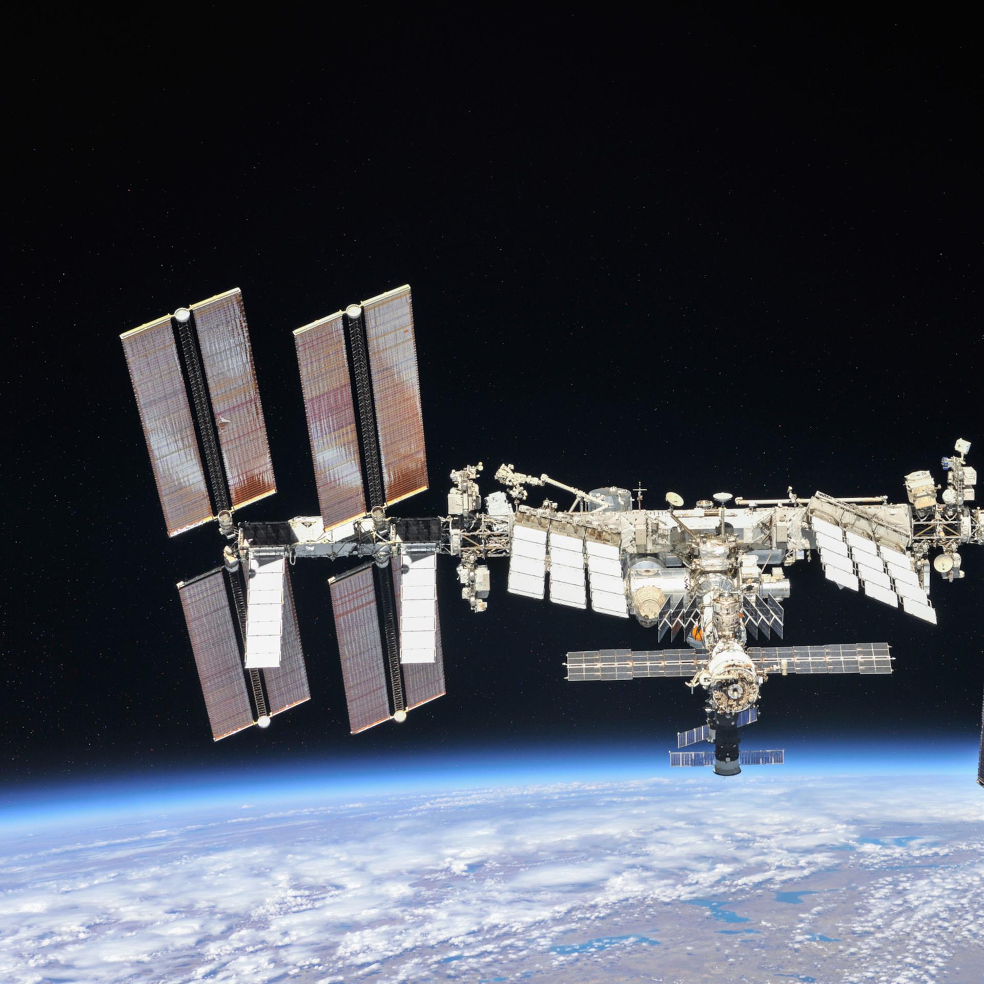 Komplexe Steuerung - Mond, Raumstation, Satelliten – alles dreht sich Komplexe Steuerung - Mond, Raumstation, Satelliten – alles dreht sich