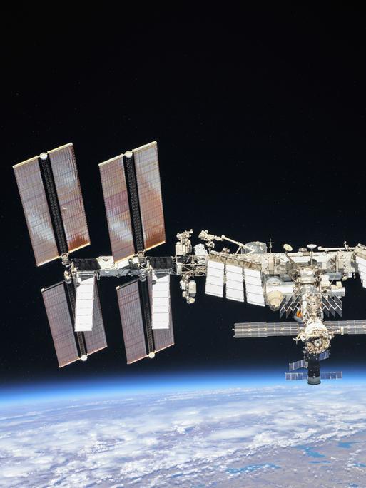 Die Raumstation ISS schwebend 