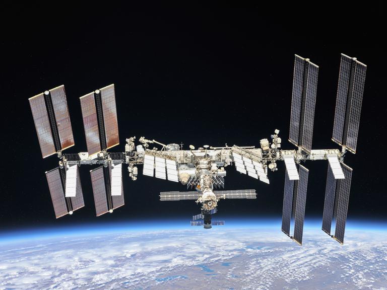 Die Raumstation ISS schwebend 