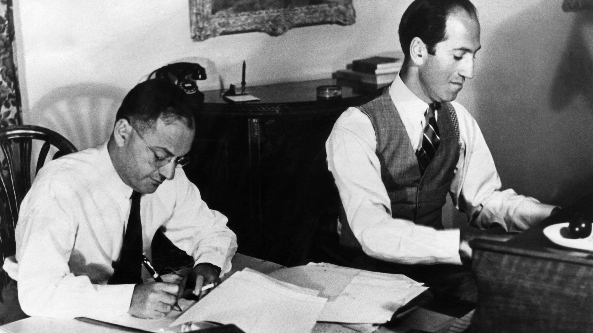 Der Texter und der Pianist: Das Duo Ira (links) und George Gershwin schreibend und Klavier spielend