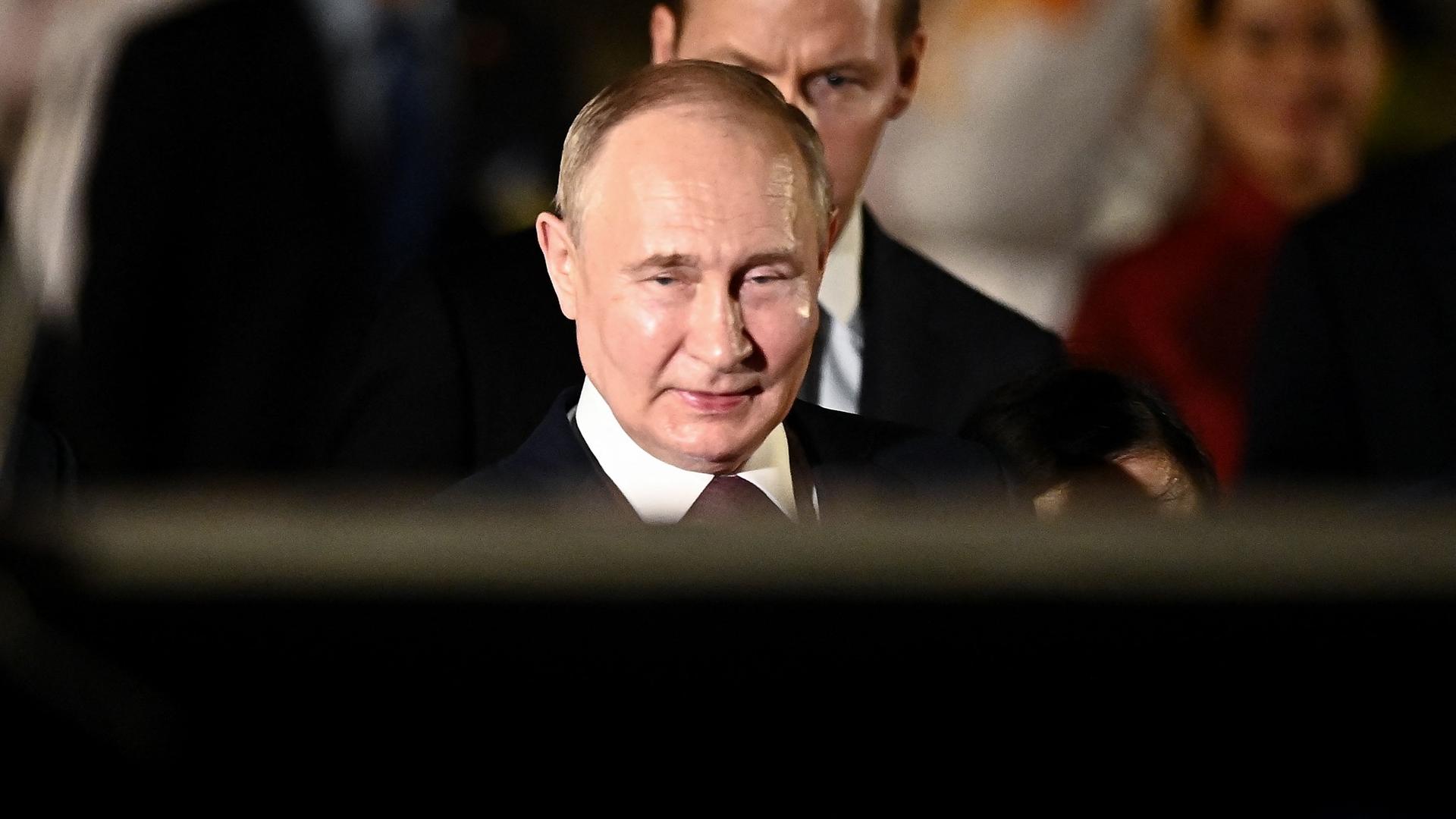 Russlands Präsident Wladimir Putin geht bei seiner Ankunft in Vietnam am Noi Bai International Airport in Hanoi am 20. Juni 2024 zu einem Auto. Foto: Nhac Nguyen / AFP Russlands Präsident Wladimir Putin geht bei seiner Ankunft in Vietnam am Noi Bai International Airport in Hanoi am 20. Juni 2024 zu einem Auto. Foto: Nhac Nguyen / AFP