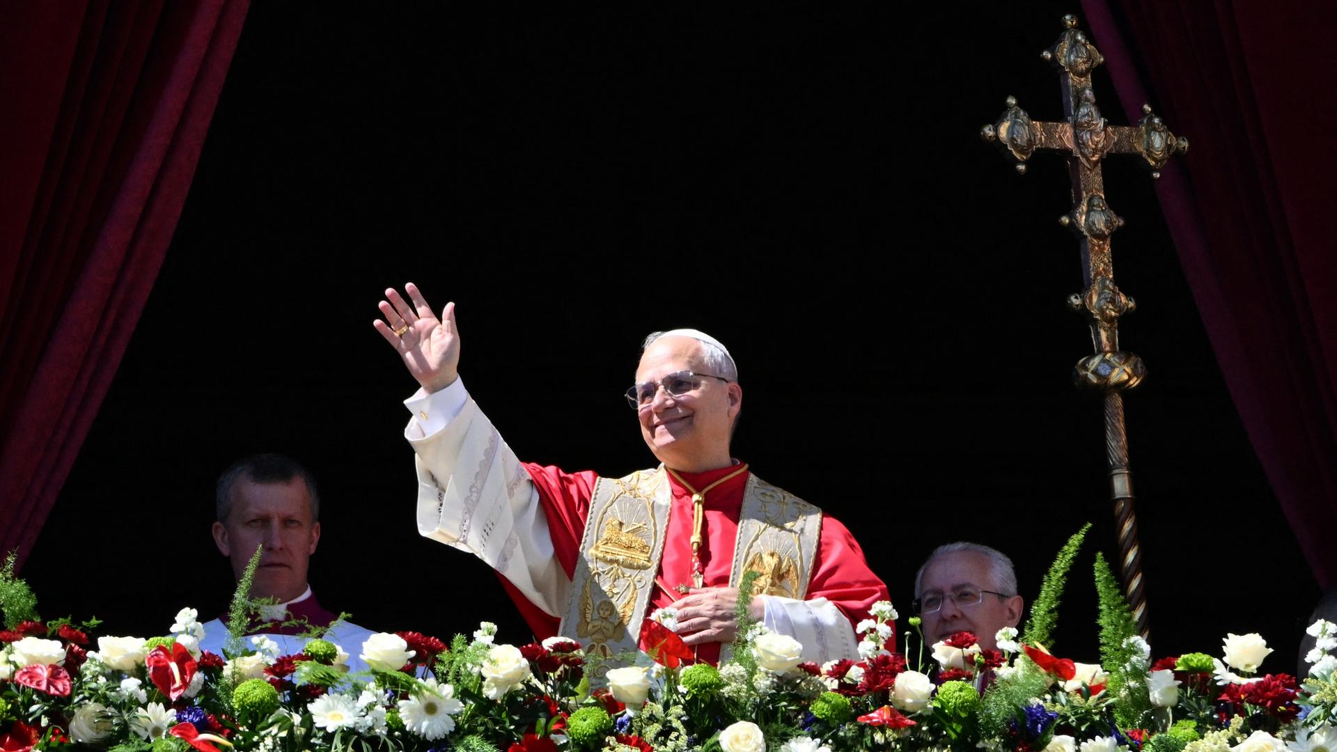 Papst Leo spendet traditionellen "Urbi et orbi"-Segen auf dem Petersplatz im Vatikan.