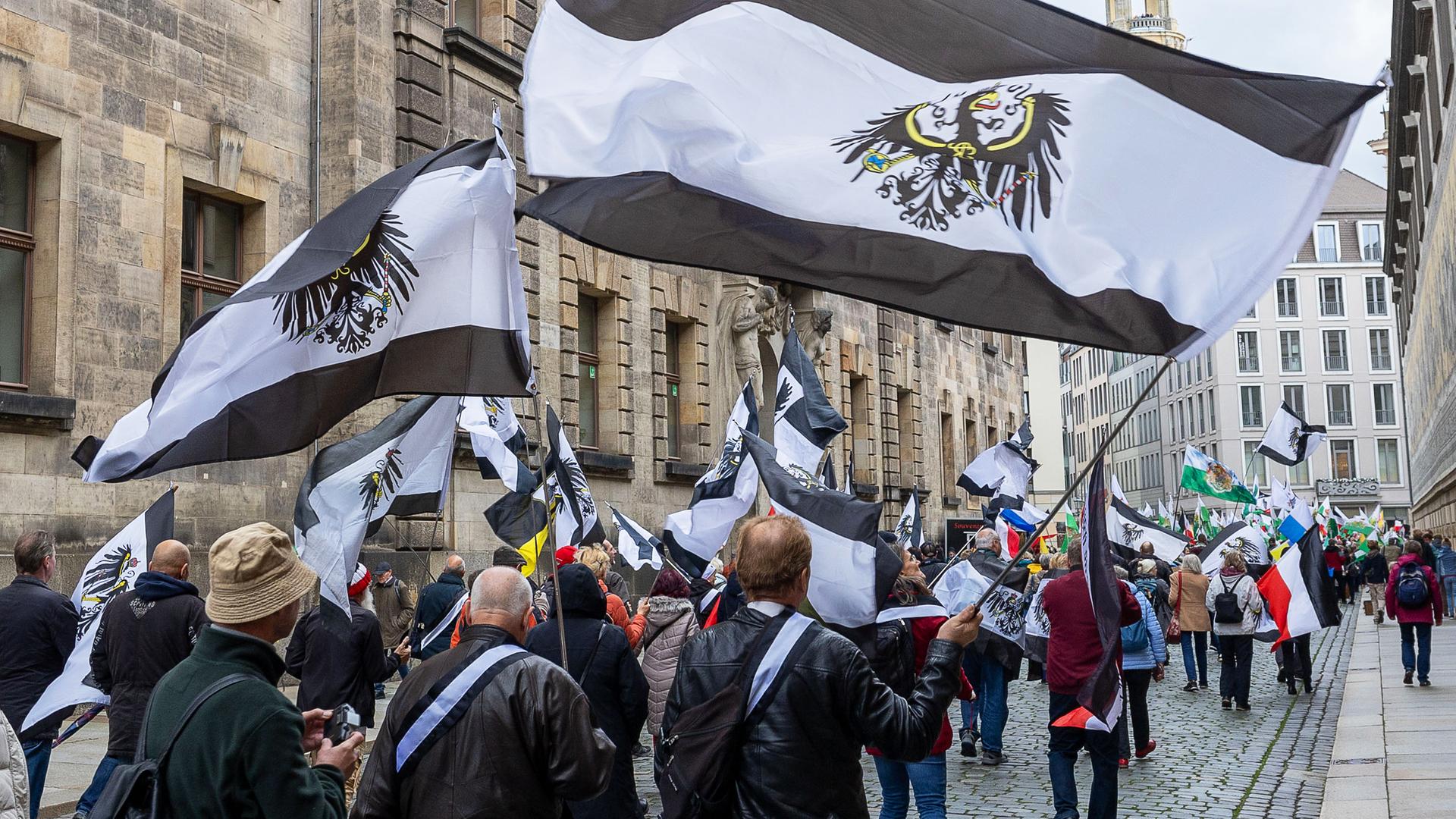 Mehrere hundert Teilnehmer einer Demonstration ziehen mit Flaggen vom Königreich Preußen durch die Innenstadt von Dresden.