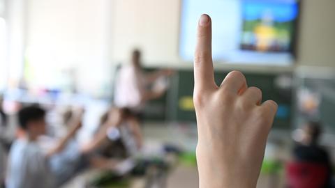 Schüler melden sich im Unterricht in einer 4. Klasse einer Grundschule in Stuttgart