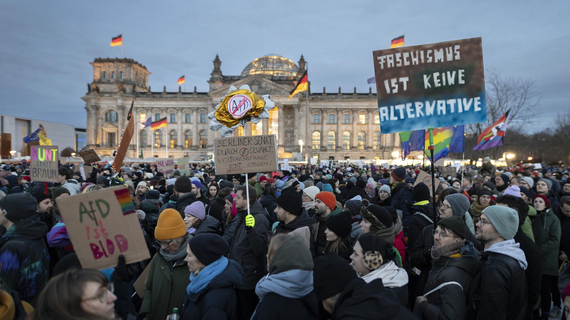 Zahlreiche Demonstranten mit Schildern gegen die AfD stehen vor dem Berliner Reichstag.