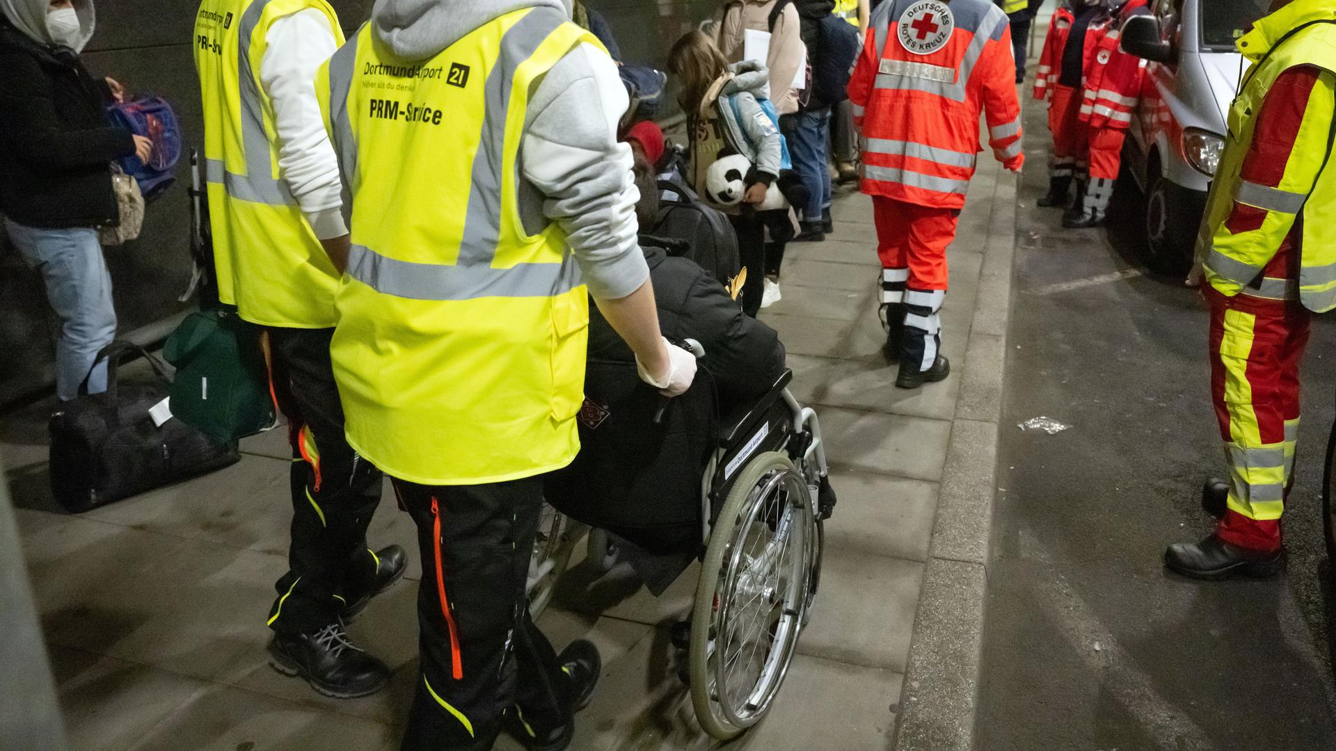 Flughafen Dortmund: Evakuierte ukrainischer Kriegsflüchtlinge, darunter auch Kinder, kommen nach einem Flug aus Moldavien am Flughafen an. Helfer kümmern sich dabei um die Verletzten. Flughafen Dortmund: Evakuierte ukrainischer Kriegsflüchtlinge, darunter auch Kinder, kommen nach einem Flug aus Moldavien am Flughafen an. Helfer kümmern sich dabei um die Verletzten.