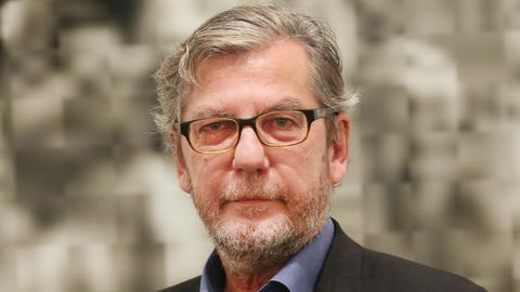 Der Düsseldorfer Fotokünstler Thomas Ruff blickt in die Kamera.