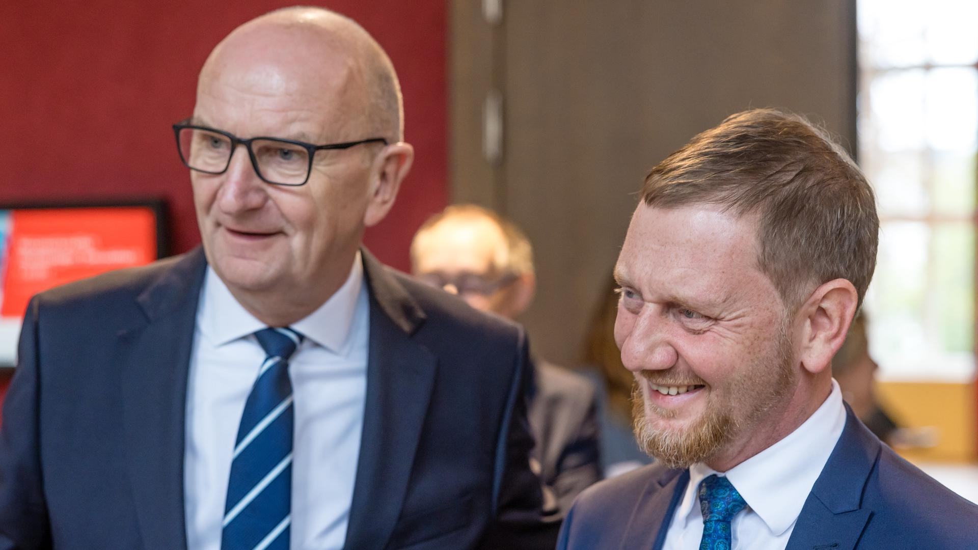 Michael Kretschmer (CDU, r), Ministerpräsident von Sachsen, und Dietmar Woidke (SPD), Ministerpräsident von Brandenburg, bei einem gemeinsamen Termin in der Lausitz.