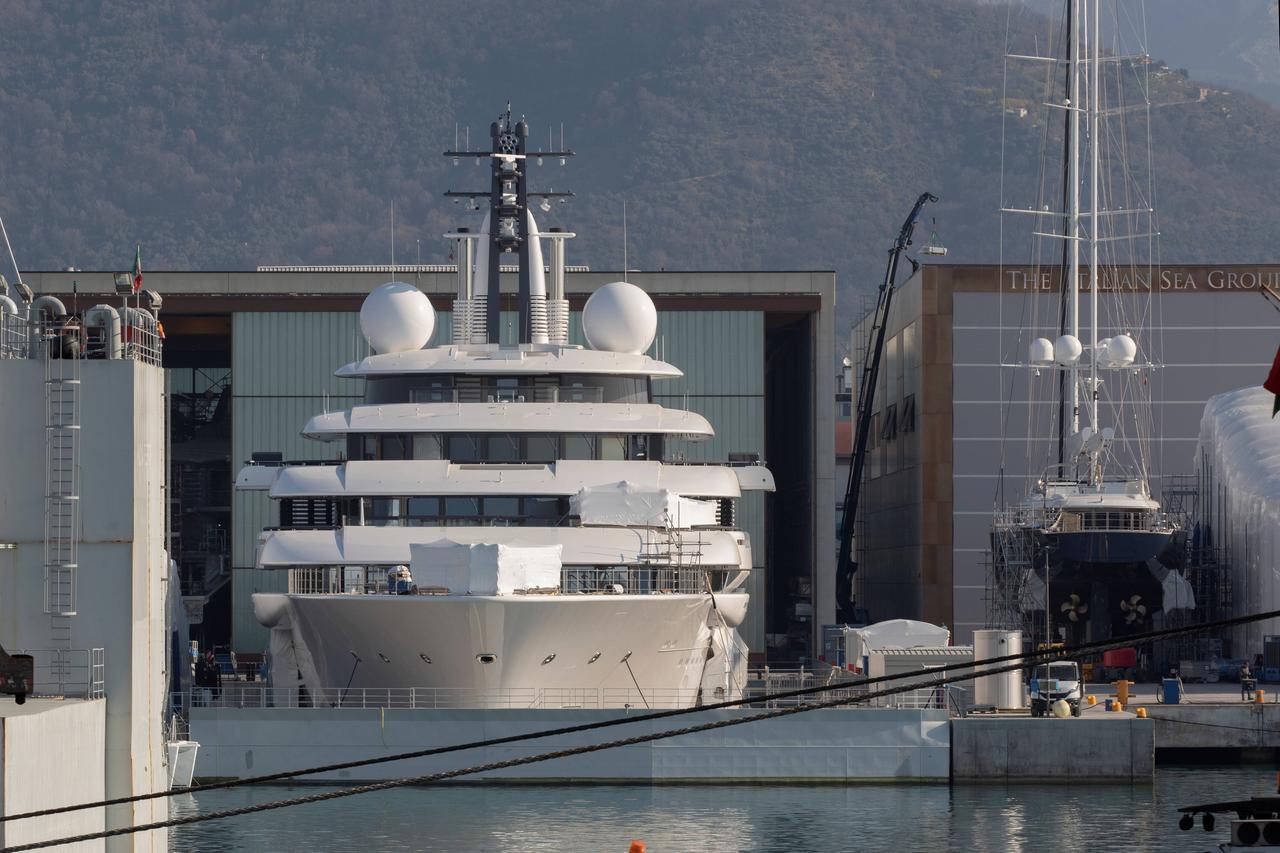 Die Megajacht "Scheherezade" liegt im März in einer Werft in Massa, Italien. 